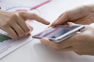 世界のスマホ市場で日本メーカーはほとんど存在感を示すことができていないが、iPhoneをはじめ、世界で売れているスマホのなかには日本メーカーの「部品」が数多く搭載されていることは周知の事実だ。(イメージ写真提供:123RF)