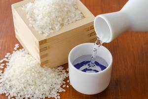 若者の日本酒離れが進んでいるとも言われている。中国メディアがこの原因を分析し、近年海外でも人気になっている日本酒が、日本では飲まれなくなっている理由を説明している。(イメージ写真提供:123RF)