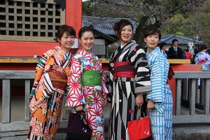 近年、急速に増加していた訪日中国人。2014年は約240万人だったのが、2019年には約959万人と約4倍に膨れ上がった。中国では反日感情が強いと言われているのに、なぜこれほど多くの中国人が急に日本を訪れるようになったのだろうか。(イメージ写真提供:123RF)