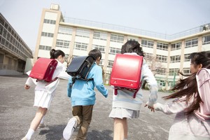 中国では貧富の格差だけでなく、教育格差についても問題になっている。農村部の小学校では、高齢の教師が、ぼろぼろの黒板の前で教えている。学校の設備や校舎も老朽化しており、きれいとは言えない。(イメージ写真提供:123RF)