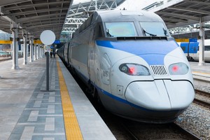 新幹線と中国高速鉄道を何かと比較する中国人は多いが、高速鉄道が存在するのは日本と中国だけではない。韓国にも2004年に営業運転を開始した高速鉄道「KTX」が存在する。(イメージ写真提供:123RF)