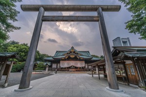 菅義偉首相が靖国神社で始まった春季例大祭に合わせて「真榊(まさかき)」を奉納したことに、中国は強く反発した。靖国神社に関して中国は何かと反対しており、なかには過激な行動を取る人もいる。(イメージ写真提供:123RF)