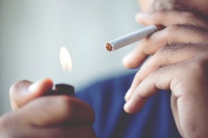 中国には「敬煙」という文化がある。相手に「たばこ」を勧める行為であり、友人同士や初対面の相手に対しても礼儀の1つとしてたばこを勧めるのが習慣となっており、喫煙大国の中国ではいたるところで喫煙する人の姿を見かける。(イメージ写真提供:123RF)