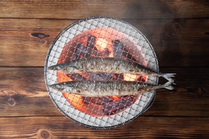 四方を海で囲まれている日本では様々な魚が食されており、なかでも「サンマ」は昔から庶民の味として親しまれてきた。しかし、近年はサンマの漁獲量が激減しており、「日本近海にサンマが到来する前に中国漁船が根こそぎ獲ってしまうからではないか」という主張も聞かれるようになった。(イメージ写真提供:123RF)