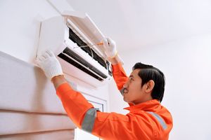 中国では職人などに対する敬称として「師傅(シーフー)」を使う。以前は大工の棟梁のような師匠を指して使われていたようだが、最近では水道工事の業者にもタクシーの運転手にも、幅広く使える便利な言葉となっている。(イメージ写真提供:123RF)